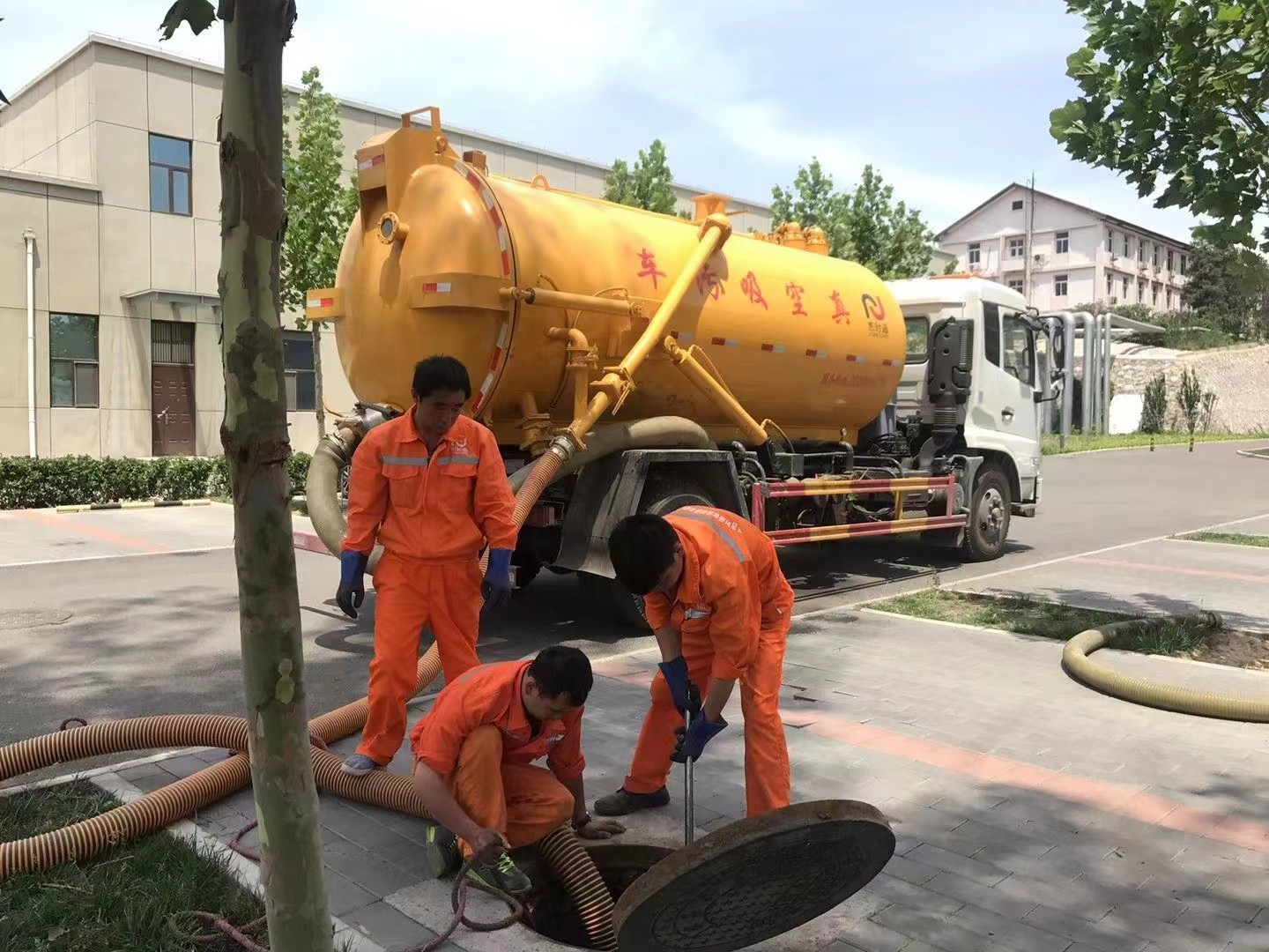 平陆管道疏通车停在窨井附近