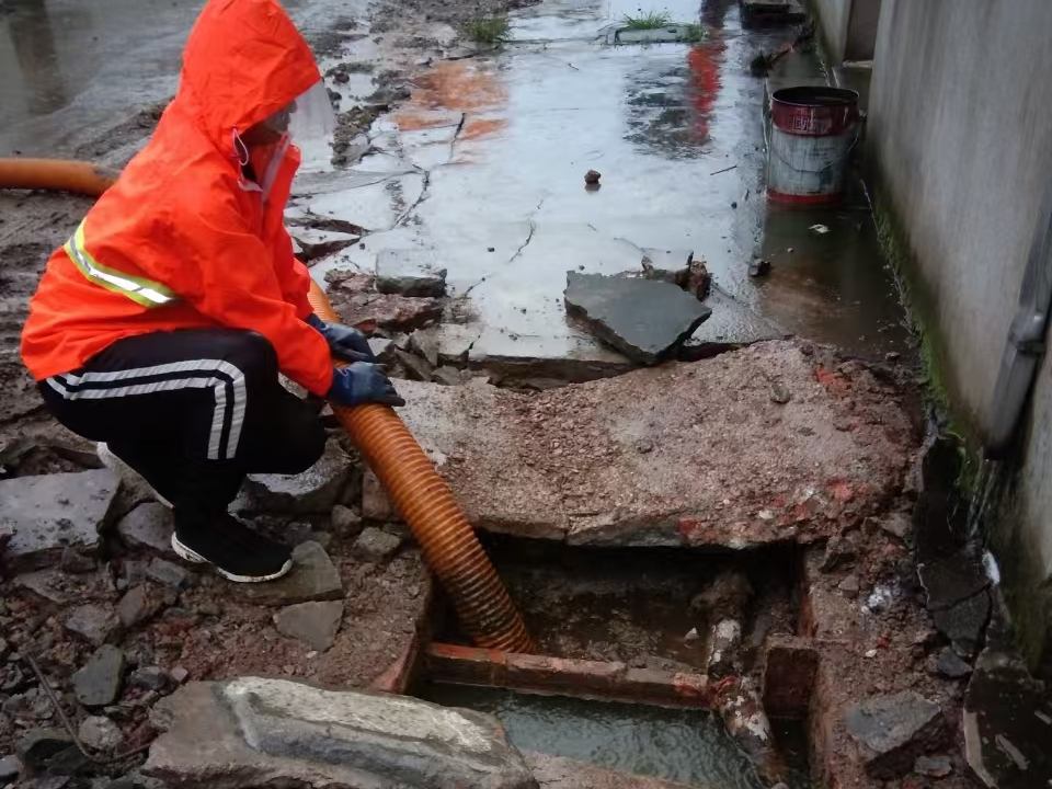 平陆专业清理污水池 炜誉市政以规范流程守护城市 “肠道”